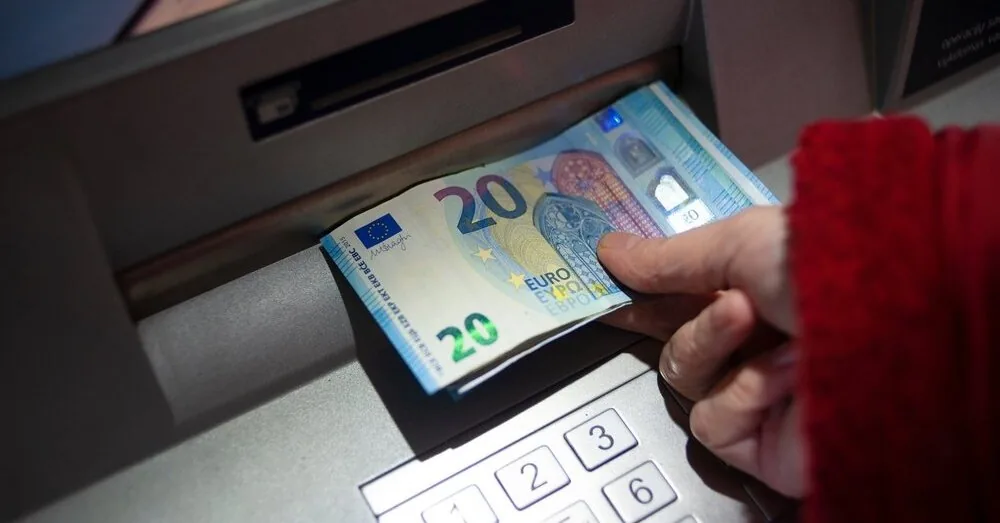 Cash is receding from everyday life: when might you still need it?