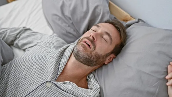 Shutterstock nuotr./Vyras miega