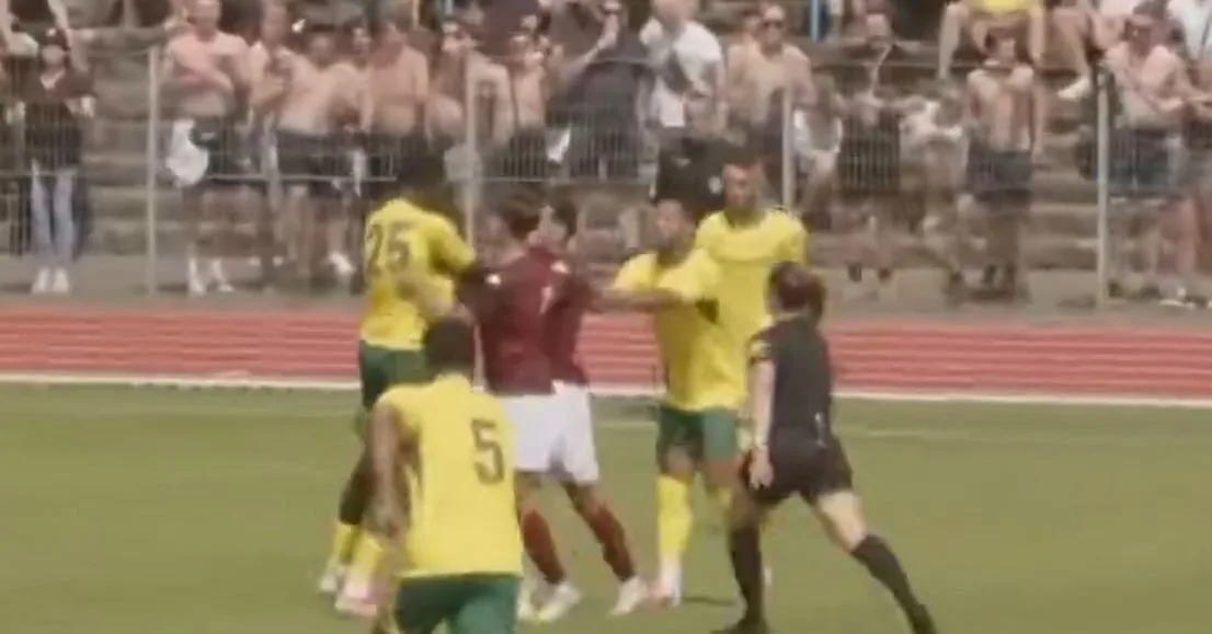Incident in a friendly match: during a players' scuffle, a referee knocked to the ground was injured
