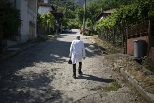 Nikolay DOYCHINOV / AFP/Bulgarijos kalnuose 90-metis gydytojas vis dar kasdien lanko pacientus