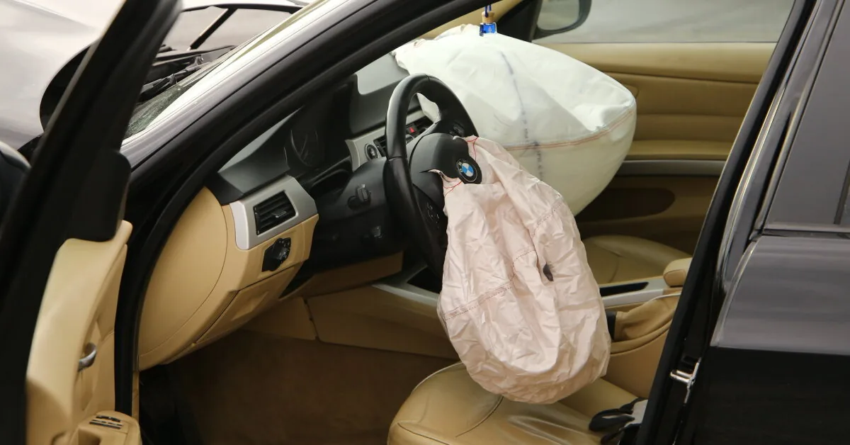 In Vilnius district – three-car accident: firefighters extricated a trapped young BMW driver, she died on the way to the hospital