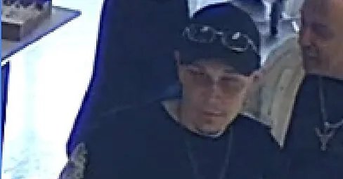 Glasses worth almost 700 euros stolen from a Vilnius optics salon: police are looking for the man captured in the photo