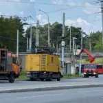 No one was pressed or injured: the bus knocked down a pole, tore wires, disrupted schedules