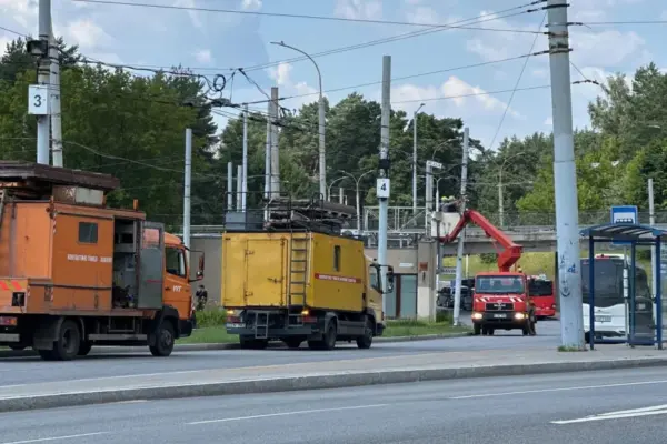 No one was pressed or injured: the bus knocked down a pole, tore wires, disrupted schedules