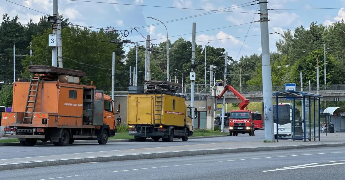 No one was pressed or injured: the bus knocked down a pole, tore wires, disrupted schedules