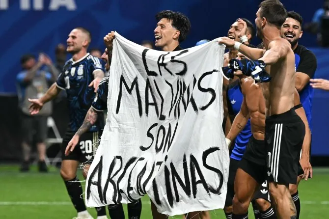 „Scanpix“ nuotr./Argentinos rinktinės žaidėjai laiko plaktą „Malvinai - Argentinos“