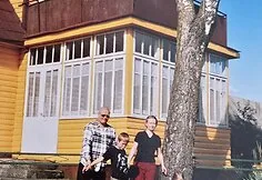 Arnoldas Lukošius su šeima prie bobutės namo Kurkliuose