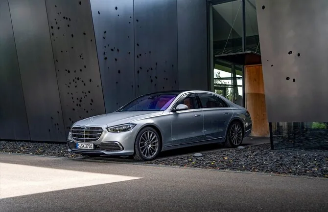 Current Mercedes-Benz S-Class (Manufacturer's photo)