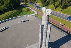 Milikonių kalno viršūnėje atnaujinta unikali tarpukario skulptūra „Perkūno žirgai“