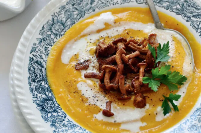 Pumpkin soup with chanterelles
