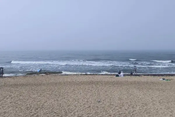 In the city 26 degrees of heat, by the sea – 18: people seek shelter in the dunes