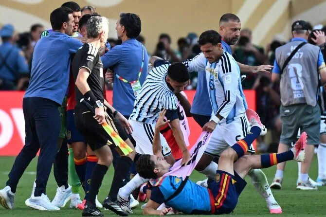 Vida Press photo/Leandro Paredes grabbed jerseys and pushed opponents after the final whistle.