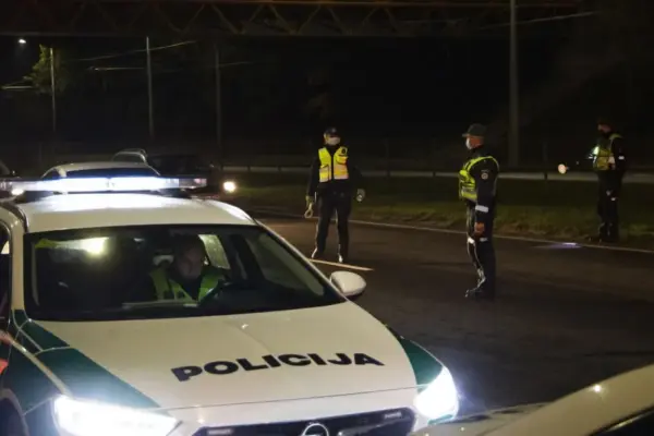 Skelbia naujausią informaciją apie policijos automobilio ir BMW avariją: pareigūnai gydosi namuose