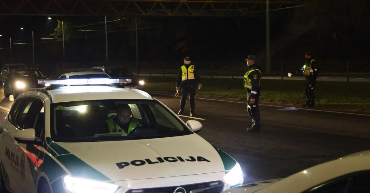 Skelbia naujausią informaciją apie policijos automobilio ir BMW avariją: pareigūnai gydosi namuose