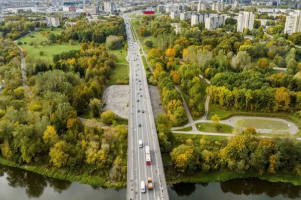 In Vilnius, after a truck hit wires and cargo fell out, traffic began to be disrupted
