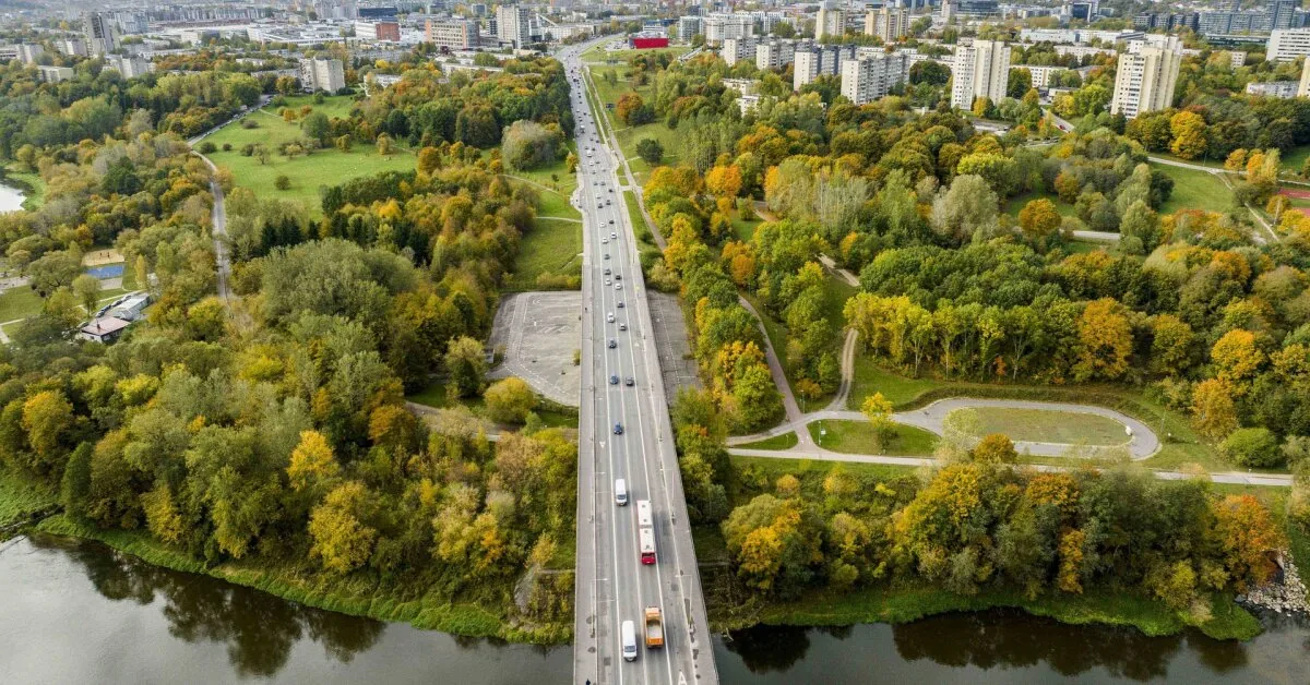 In Vilnius, after a truck hit wires and cargo fell out, traffic began to be disrupted