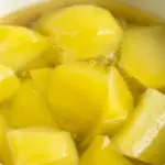 A great trick when boiling potatoes: add a teaspoon of this product and they will soften instantly