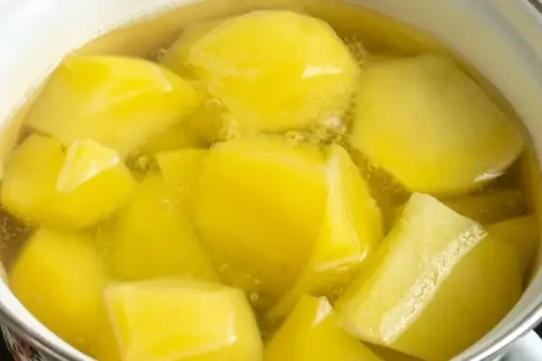 A great trick when boiling potatoes: add a teaspoon of this product and they will soften instantly