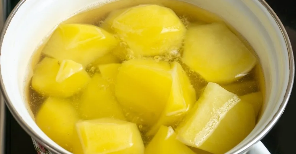 A great trick when boiling potatoes: add a teaspoon of this product and they will soften instantly