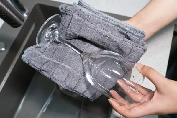 Tired of white deposits on glasses: a simple test will show the cause and help avoid it