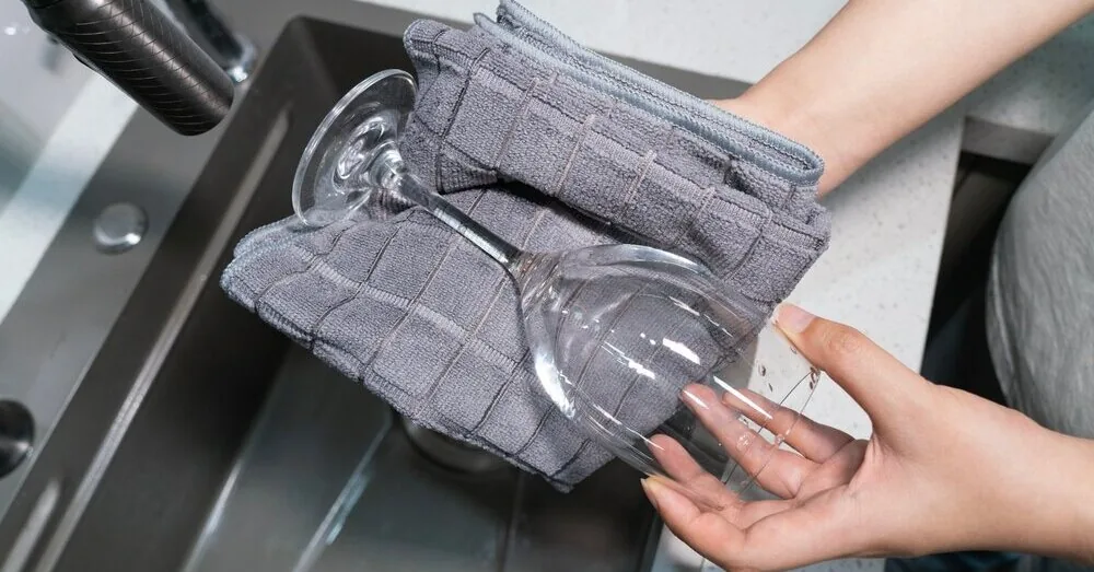 Tired of white deposits on glasses: a simple test will show the cause and help avoid it