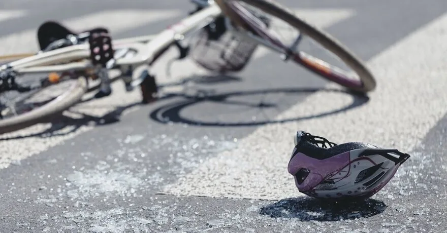 Two bicycles collided in Kaunas district: a minor sent a senior woman to the hospital