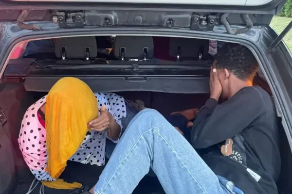 Not everyone who wanted to enter the Toyota showroom fit: two people were transported like items in the trunk