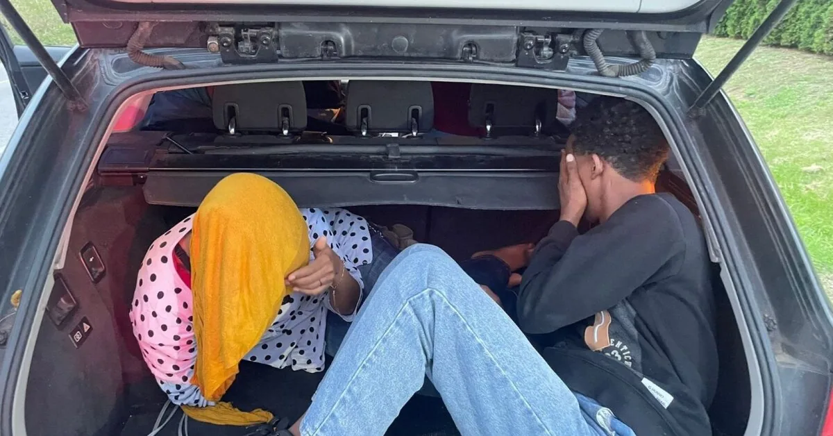 Not everyone who wanted to enter the Toyota showroom fit: two people were transported like items in the trunk