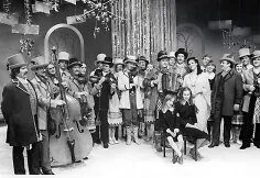 Naujametinės programos filmavimas televizijoje. Su „Armonikos“ ansambliu koncertuodavo profesionalūs dainininkai, operos solistai ir estrados atlikėjai. Tąkart pasirodė ir „Armonikos“ vadovo Stasio Liupkevičiaus dukros Ugnė ir Audra