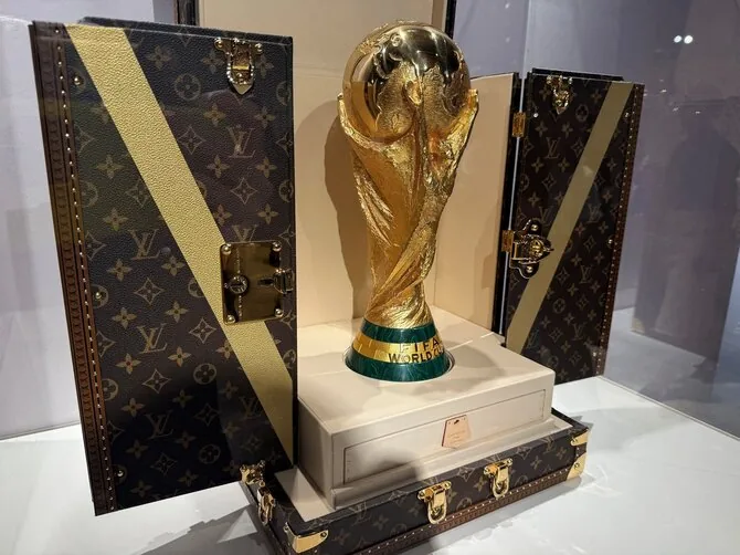 „Reuters“/„Scanpix“ nuotr./Pasaulio futbolo taurės trofėjus „Louis Vuitton“ dėžėjė