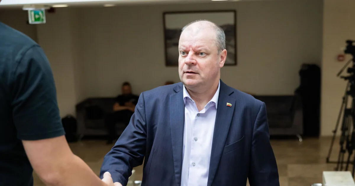 The judge who was supposed to examine Saulius Skvernelis's complaint recused herself, it has been transferred to the Kaunas court