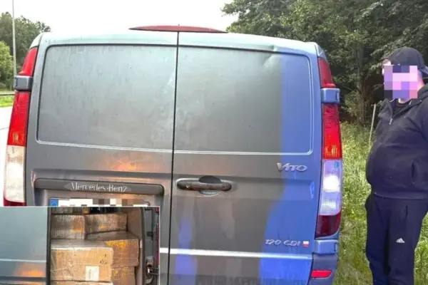 Border guards caught three Vilnius residents transporting Belarusian cigarettes thrown from a Kaliningrad train