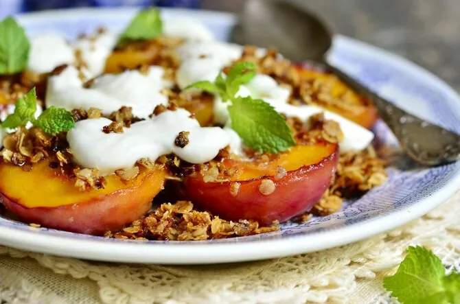 iStock photo/Grilled peaches with honey-flavored butter, vanilla ice cream, and crispy crumbs