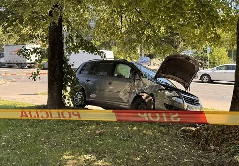 In Vilnius, a car crashed into a bus stop with people: one girl died