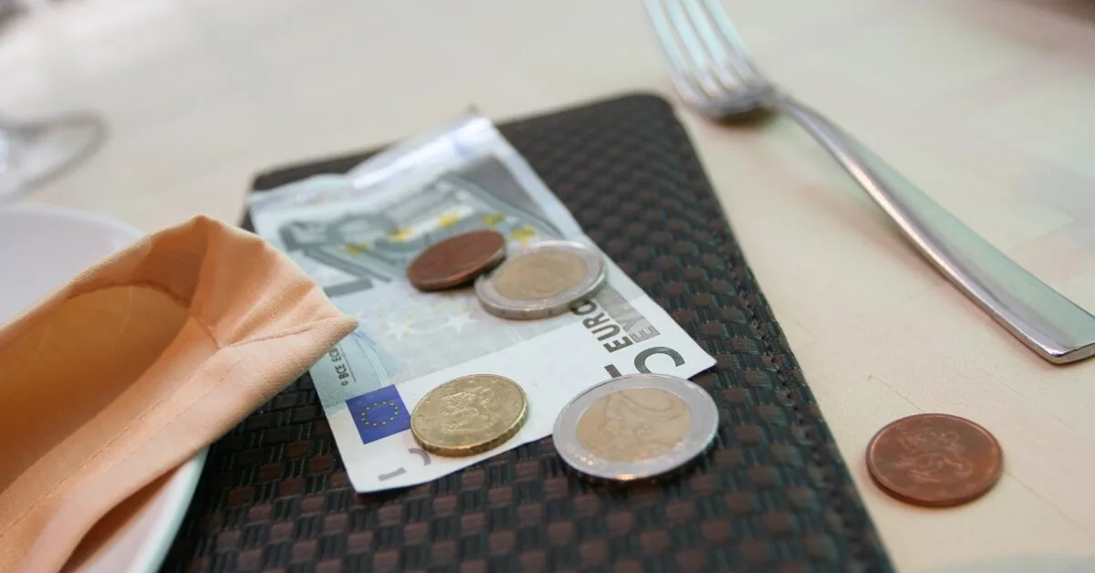 Never leave tips in these countries: your generosity will be considered a terrible insult