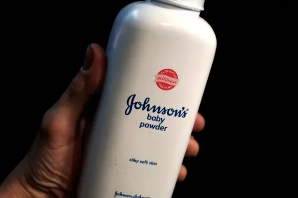 „Johnson & Johnson“ sumokės milijardus, kad užbaigtų dešimtmetį trukusį ginčą