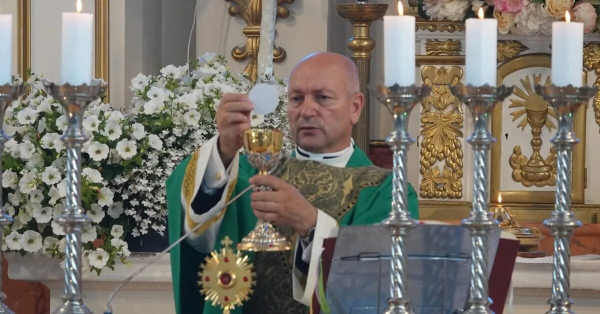 Famous priest published a photo from home – thousands reacted: "The whole family together"