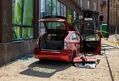 Toyota Prius įvažiavo į stotelę