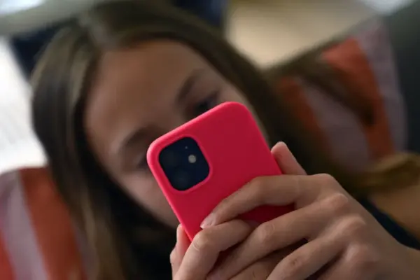 Social networks for children: France approaches a strict limit