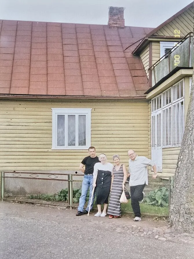 Asmeninio archyvo nuotr. / Arnoldas Lukošius bobutės verandoje su pusbroliu, bobute ir Nana