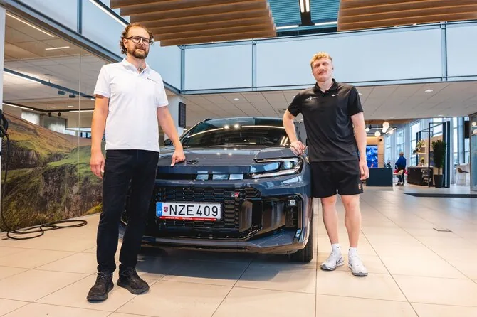 Asmeninio albumo nuotr./Mykolas Alekna (dešinėje) pradeda partnerystę su oficialia „Toyota“ ir „Lexus“ atstovybe „Mototoja“, kuri sportininkui suteikė „Toyota RAV4“ visureigį.pradeda partnerystę su oficialia „Toyota“ ir „Lexus“ atstovybe „Mototoja“, kuri sportininkui suteikė „Toyota RAV4“ visureigį.