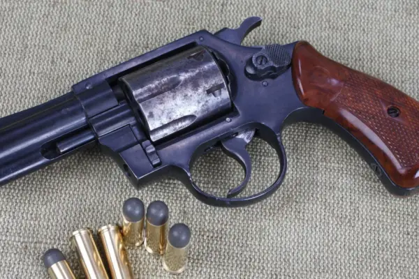 Drunk at home played with a gun: lied profusely, but the truth came out