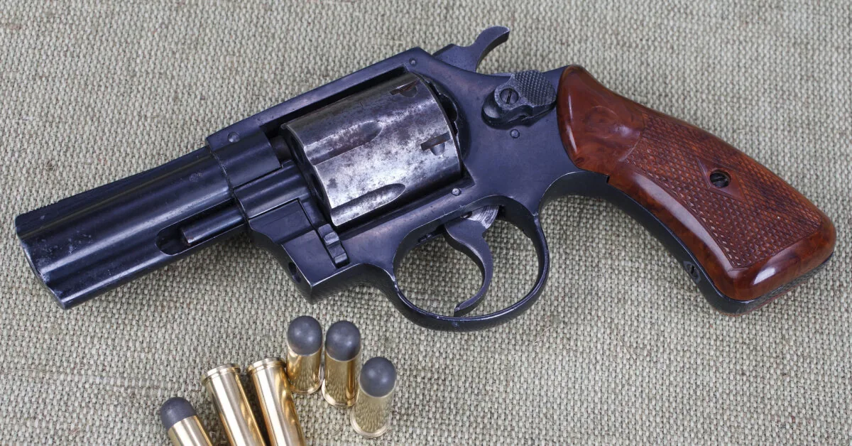 Drunk at home played with a gun: lied profusely, but the truth came out