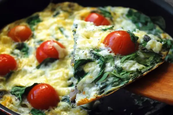 Quick and hearty omelet with feta and spinach: a great start to the day