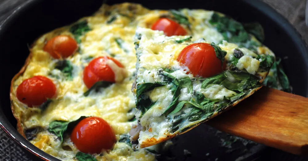 Quick and hearty omelet with feta and spinach: a great start to the day