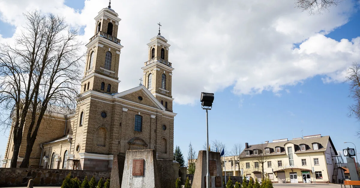 The remains of Soviet soldiers are being exhumed from the center of Vievis