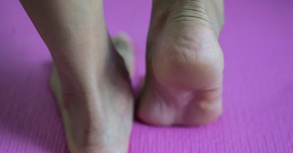 Do you walk barefoot at home? Doctors warn when it is beneficial and when it can seriously harm your feet