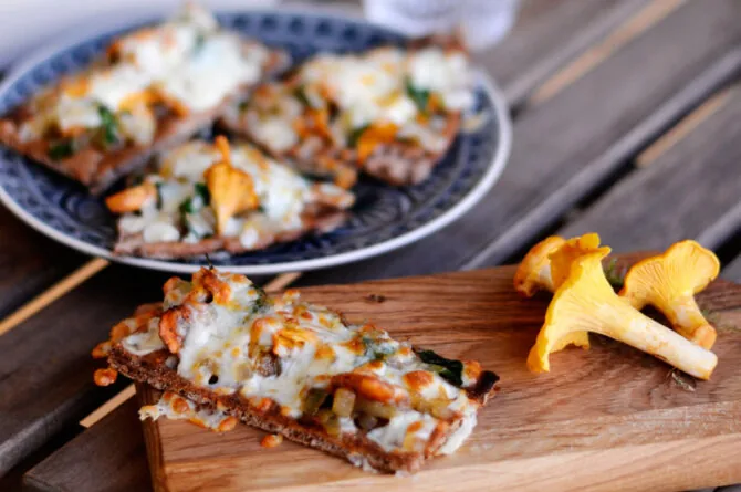 Toasts with chanterelles and mozzarella