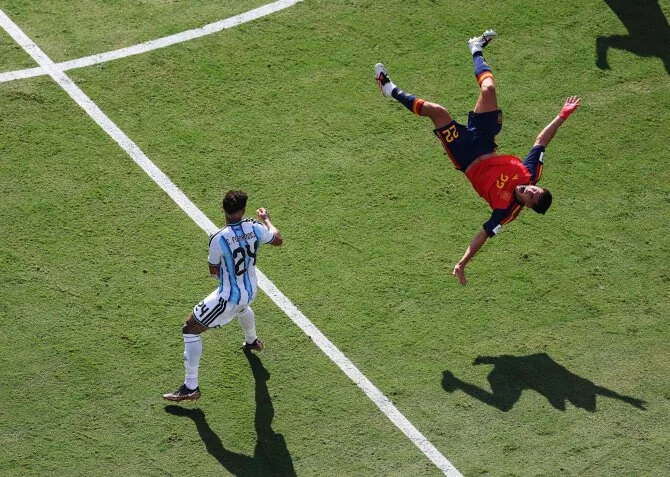AFP/„Scanpix“ photo/Enzo Fernandez's foul on Pau Cubarsi, resulting in a second yellow card for the Argentine