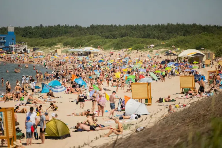 Patricija Adamovič / BNS photo/Palanga vacationers enjoy a hot Saturday by the water